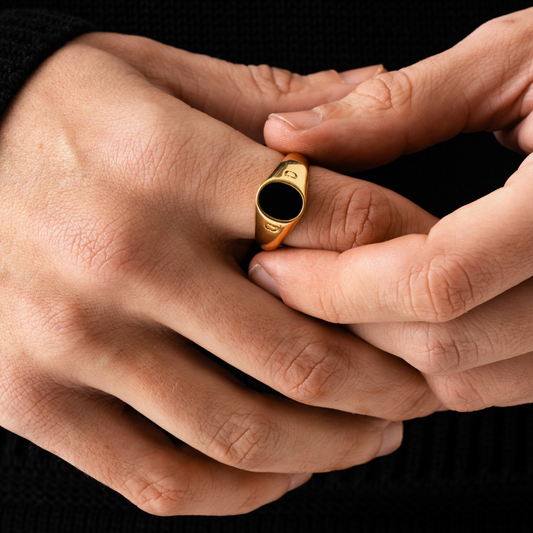 Anello Signet Ovale in Onice (Oro)