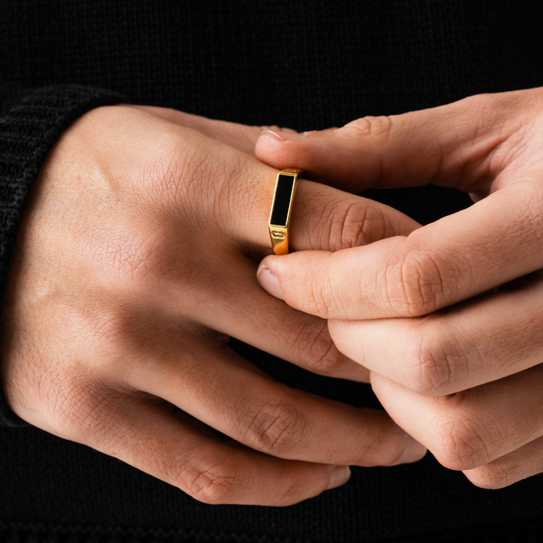 Anello Signet Rettangolare in Onice (Oro)