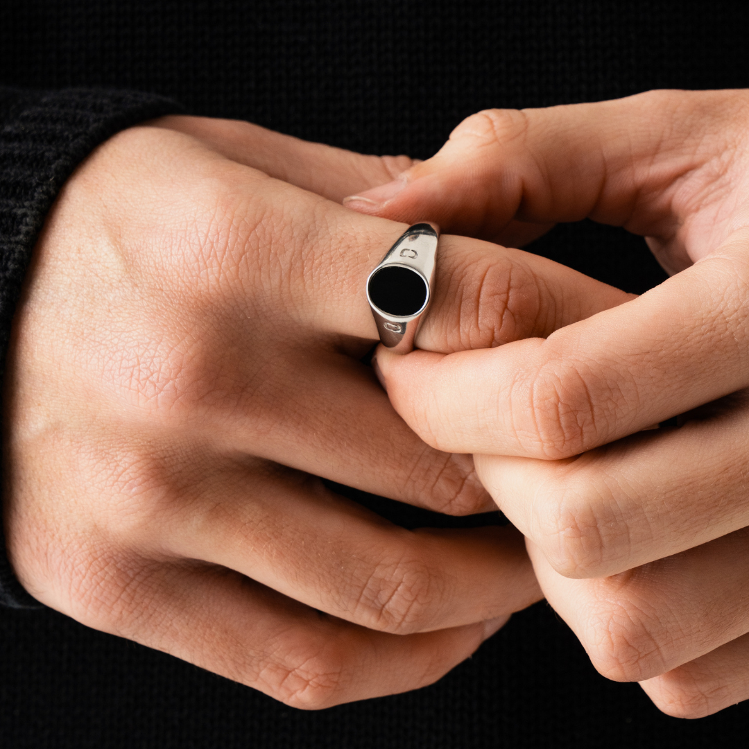 Anello Signet Ovale in Onice (Argento)